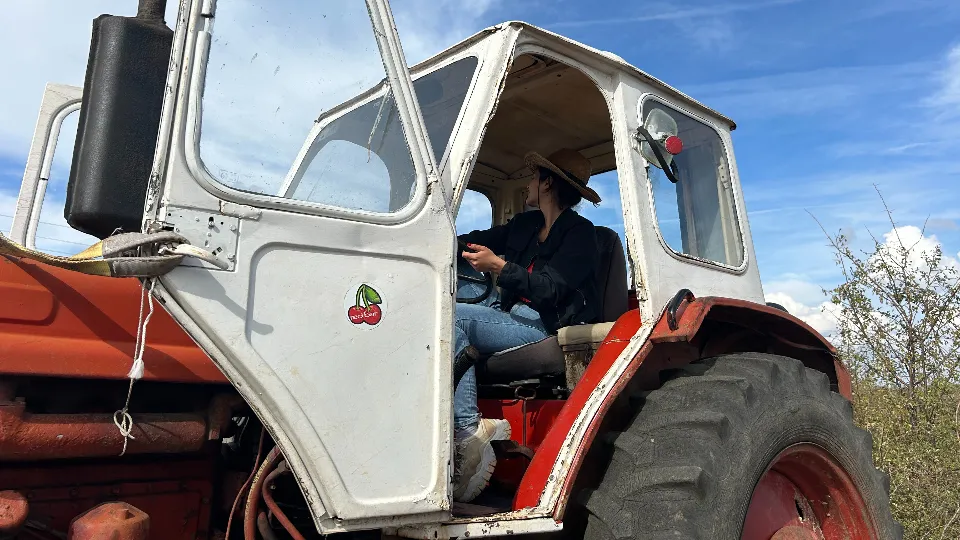 ПРОМО BF Нестандартен подарък - шофиране на трактор ваучер