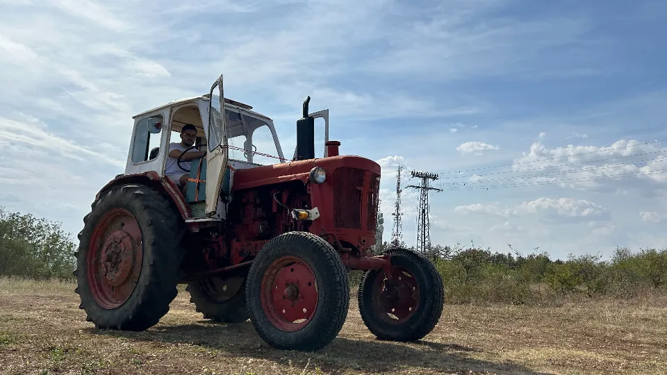 Ваучер ПРОМО BF Нестандартен подарък - шофиране на трактор с. Арбанаси, Велико Търново