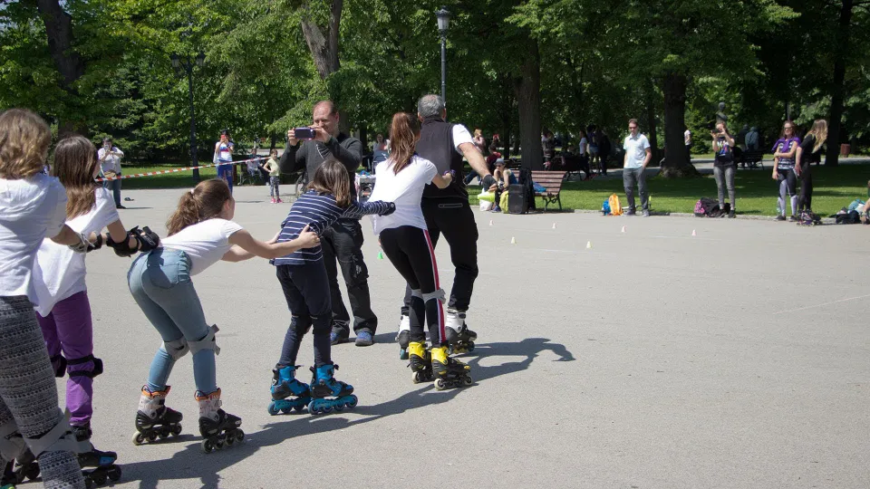 ПРОМО BF Уроци по ролери или ролкови кънки в група в София Забавления в парка