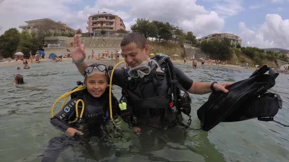 Рожден ден под водата с гмуркане, торта и заснемане