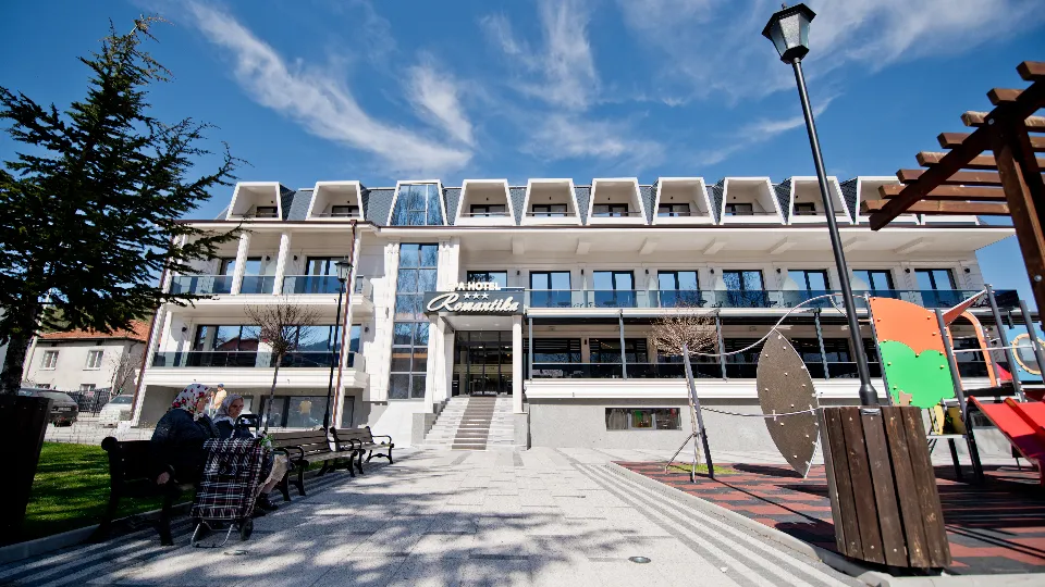 Романтика за двама: делнична почивка с вино и плодове Сърница