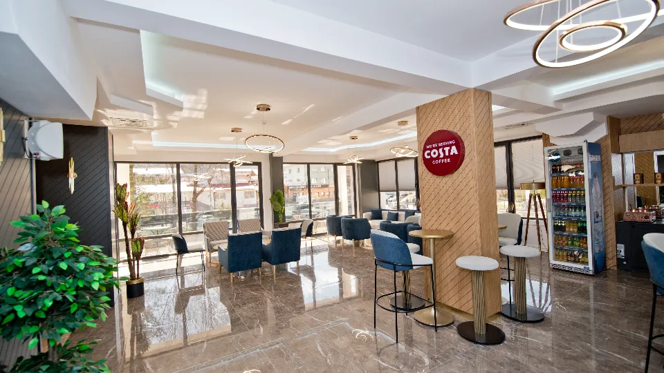 Романтика за двама: делнична почивка с вино и плодове ваучер