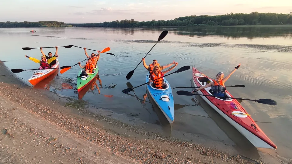 С КАЯК ДО ОСТРОВИТЕ ПЕРСИН И МАГАРЕЦ