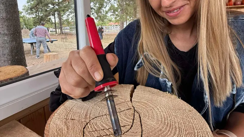 Следите на огъня: Романтично изживяване с две нощувки Арт работилници