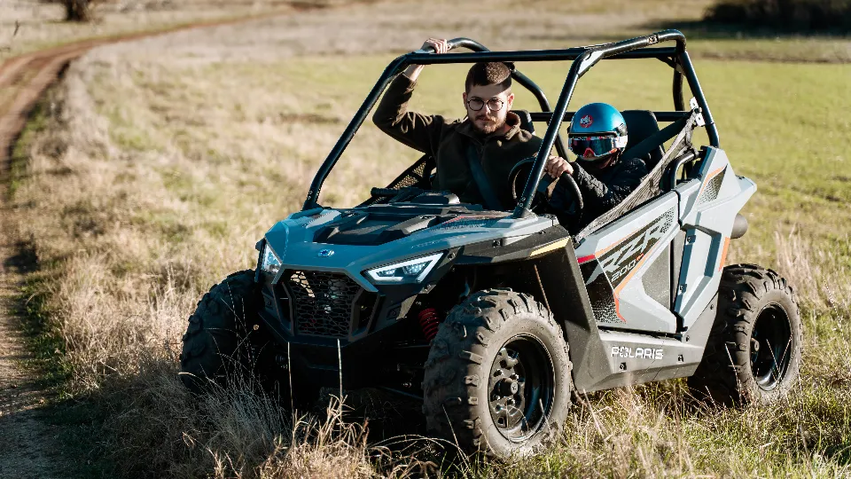 Детско-юношеско офроуд училище с каране на БЪГИ или АТВ Шофиране за деца и юноши