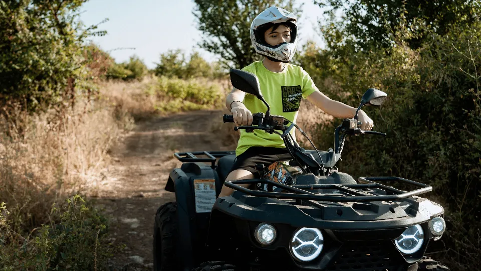 Детско-юношеско офроуд училище с каране на БЪГИ или АТВ Шофиране и моторни спортове