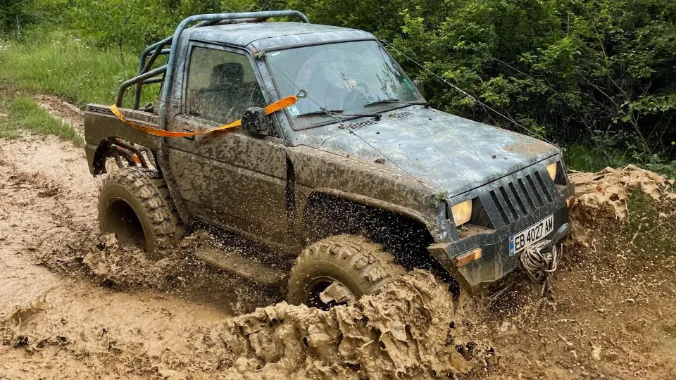 Офроуд шофиране джип Daihatsu за двама