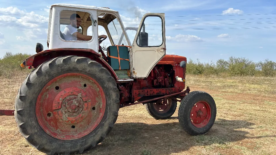 Нестандартен подарък - шофиране на трактор с. Арбанаси, Велико Търново