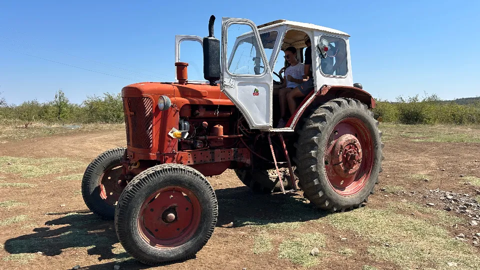 Нестандартен подарък - шофиране на трактор Нестандартни превозни средства
