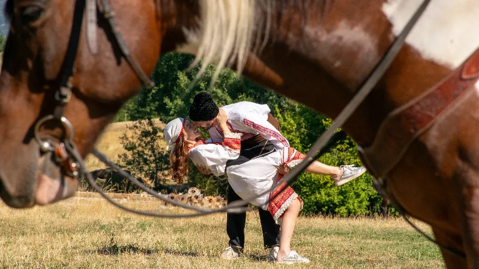Професионална фотосесия с коне и народни носии