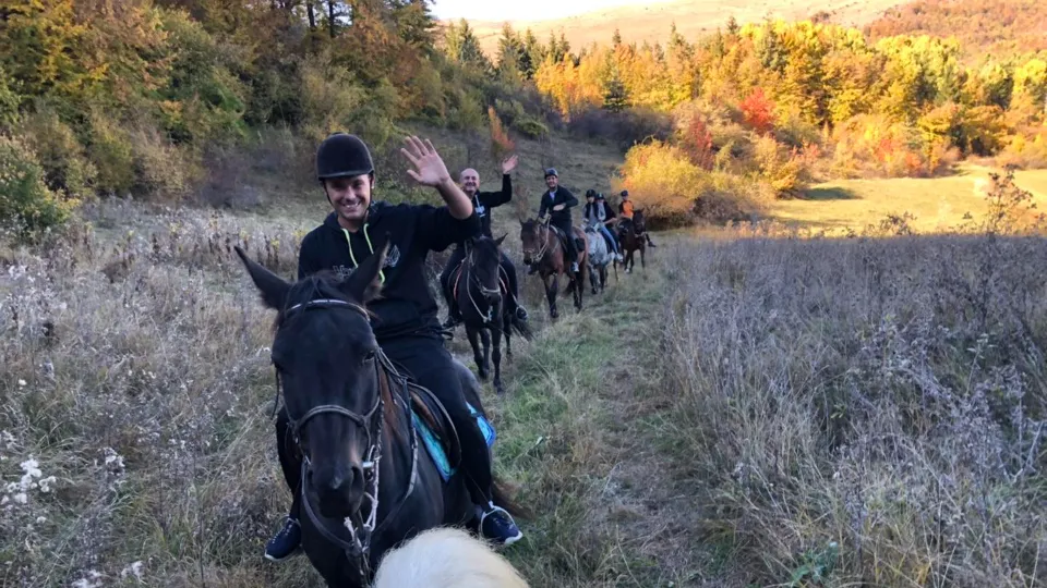 Полудневен конен поход до скален феномен Столо и пикник Приключения с животни