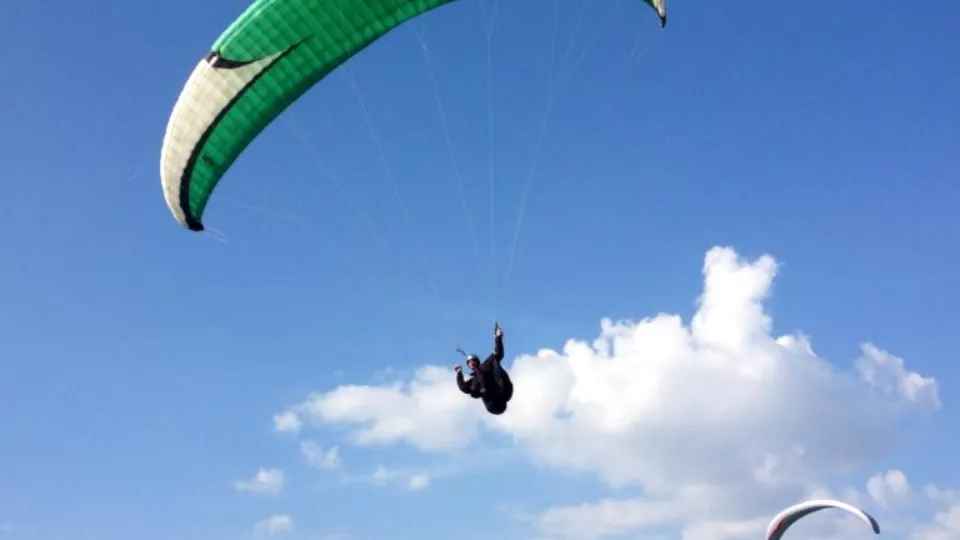 Акро полет с парапланер с пилот Петър Минчев - Гущера