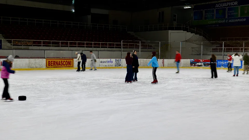 Закрита пързалка с кънки на лед под наем за двама Ледена пързалка