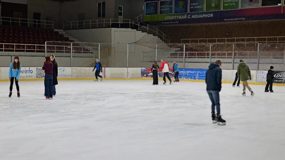 Закрита пързалка с кънки на лед под наем за двама Ледена пързалка Славия