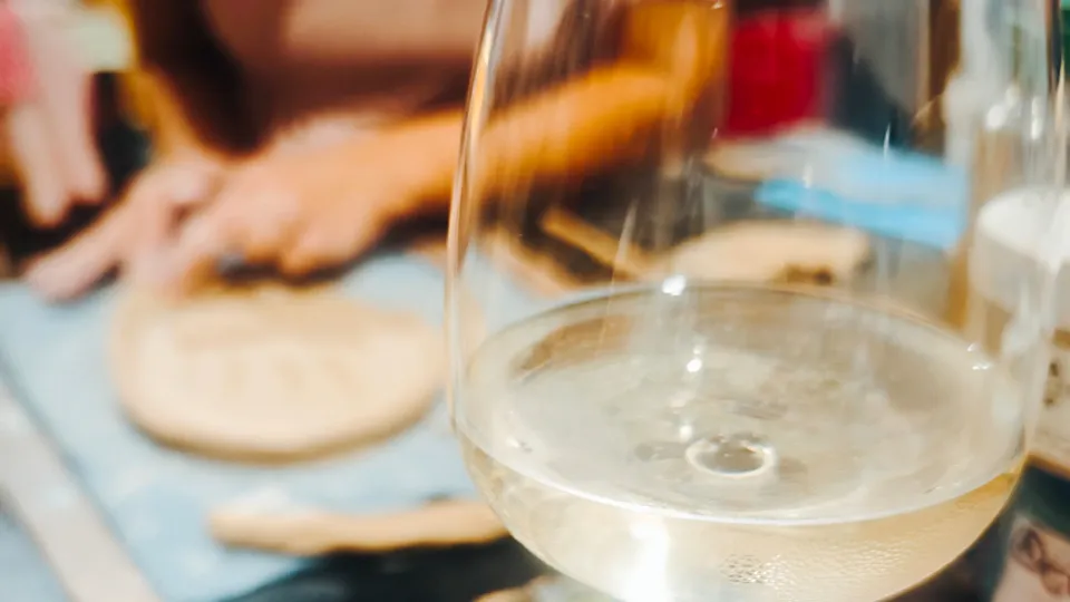 Вечер за глина и вино – вашето време за вдъхновение София