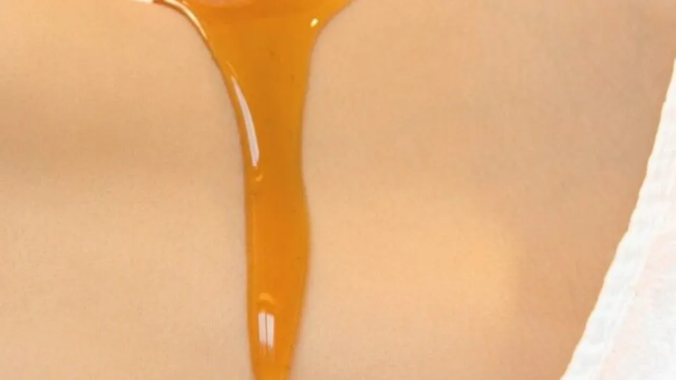 Масаж с мед на гръб или крака и подхранващ масаж на лице