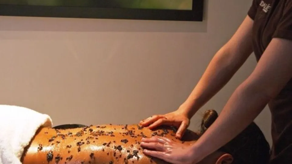 Масаж с мед на гръб или крака и подхранващ масаж на лице София, кв. Изток