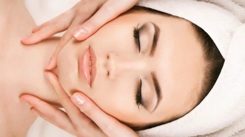 Масаж с мед на гръб или крака и подхранващ масаж на лице Масажи