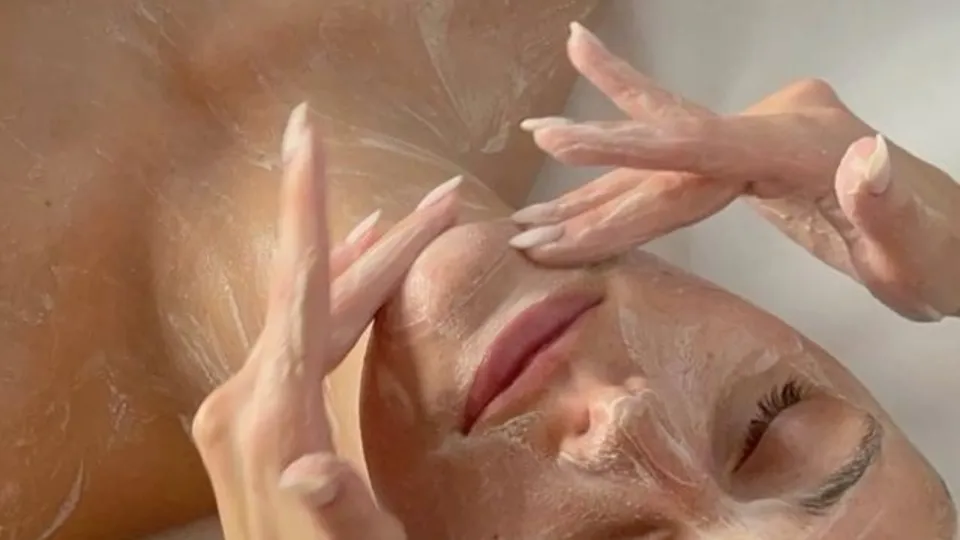 Масаж с мед на гръб или крака и подхранващ масаж на лице Красота, релакс и здраве