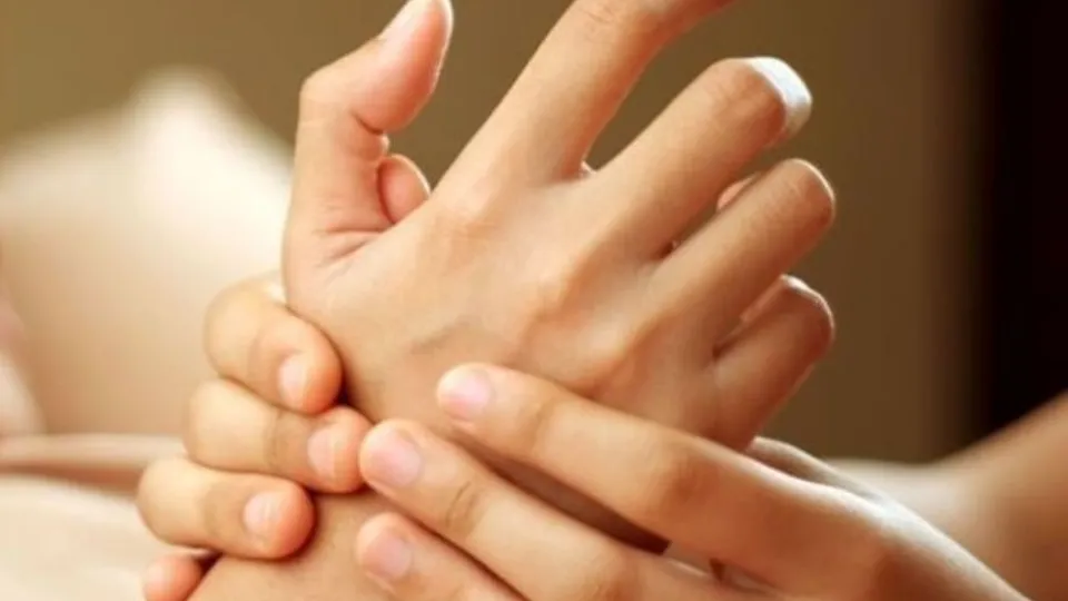 Зонотерапия на ръце или стъпала, масаж на лице и Рейки София, кв. Изток