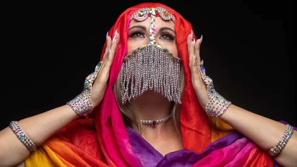 Индивидуален белиденс урок + преобразяване с костюм Класове по танци и танцови изненади