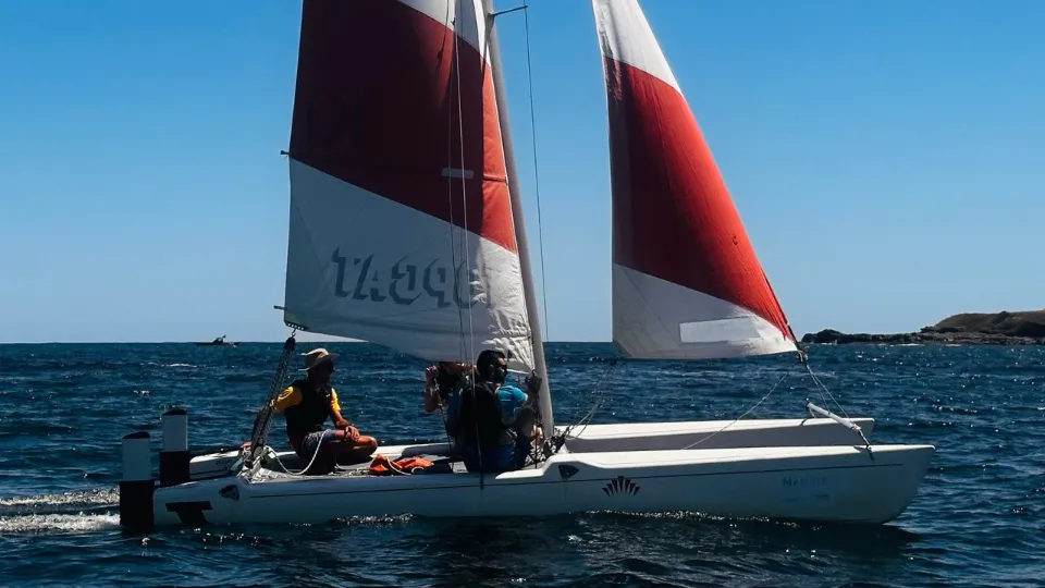 Ветроходство с катамаран за двама с пикник и гмуркане