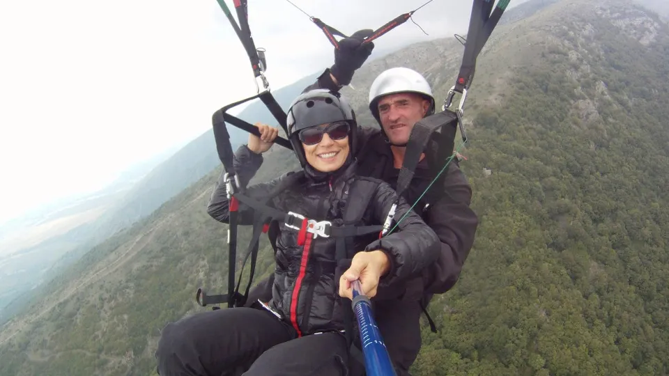 Акро полет с парапланер с пилот Петър Минчев - Гущера гр. Сопот