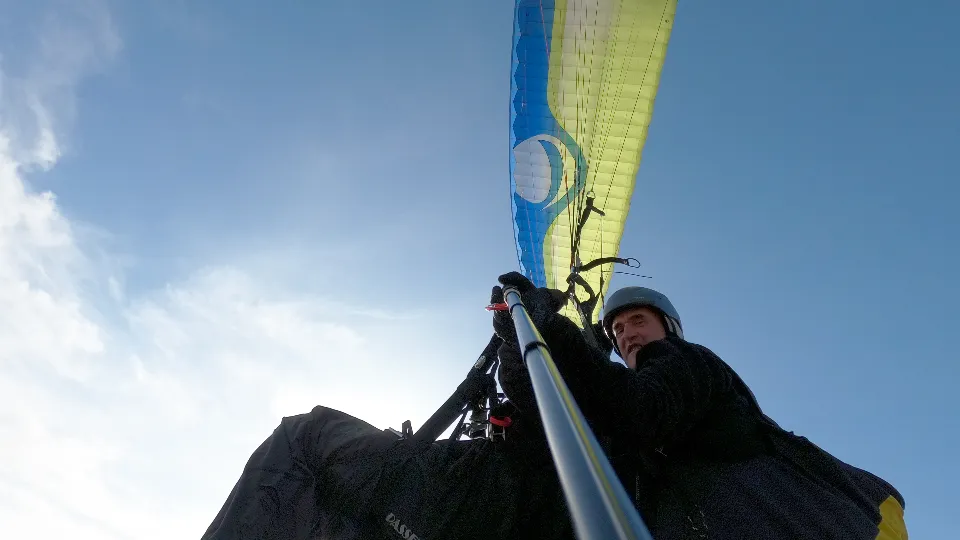 Акро полет с парапланер с пилот Петър Минчев - Гущера Полет с парапланер