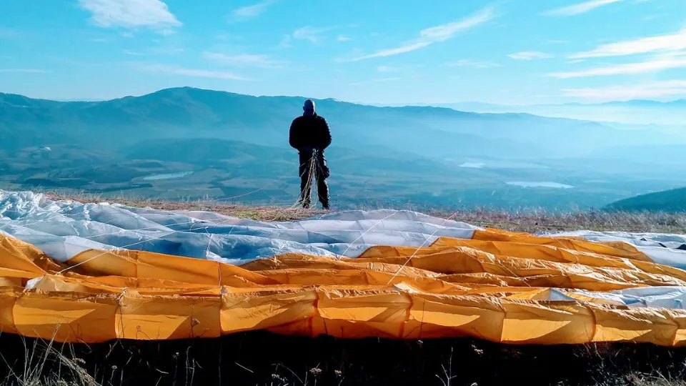 Акро полет с парапланер с пилот Петър Минчев - Гущера Полети и пилотиране