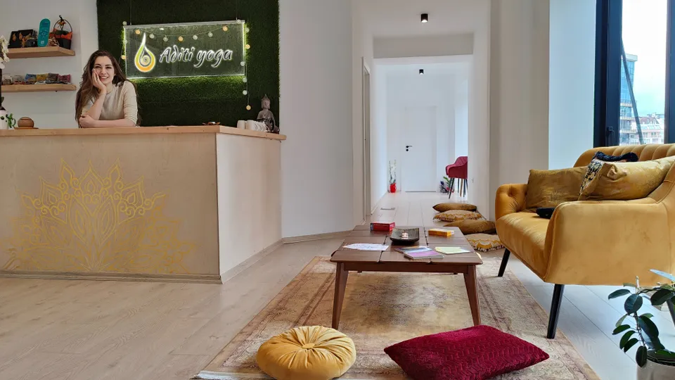 Индивидуална йога практика за двама на свещи София