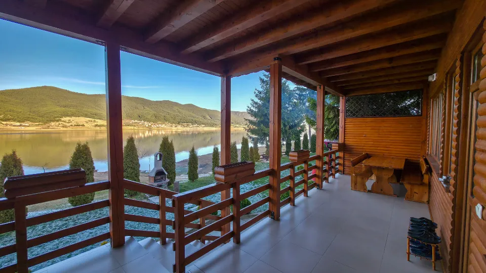 Почивка в самостоятелна вила на брега на язовир Доспат Кратки почивки и бягство от града