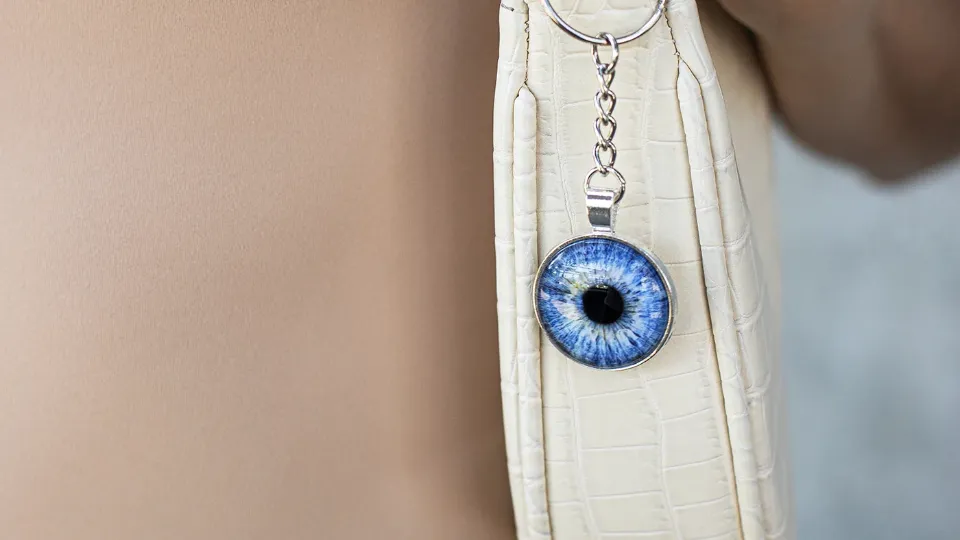 Бижу или аксесоар с Вашия ирис Ирисова фотография