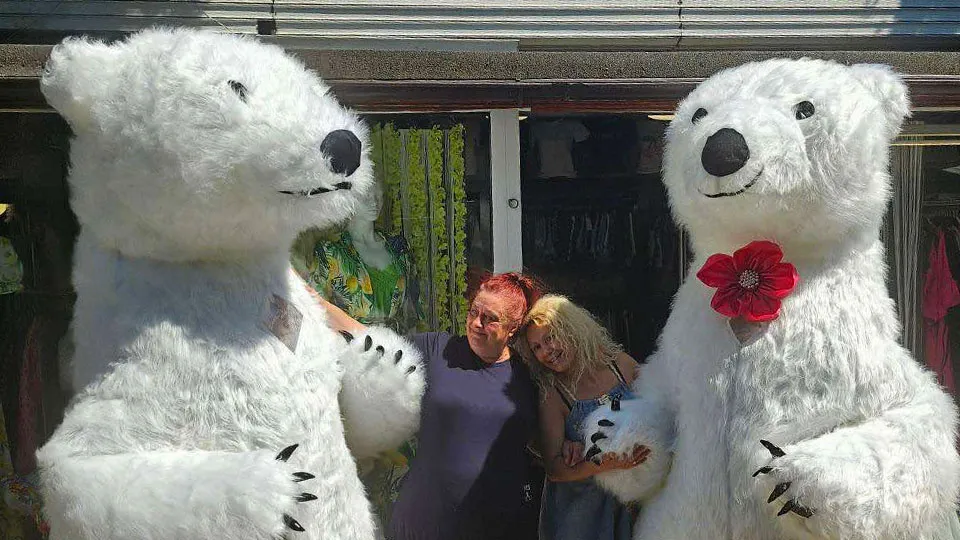 Направи изненада с полярна мечка-маскот