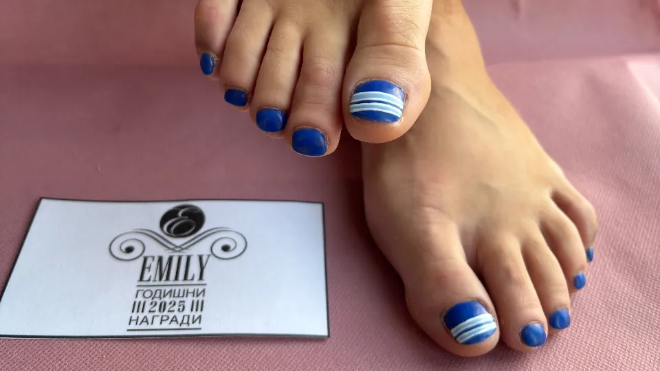 Спа педикюр с гел лак и ръчно рисувани декорации София