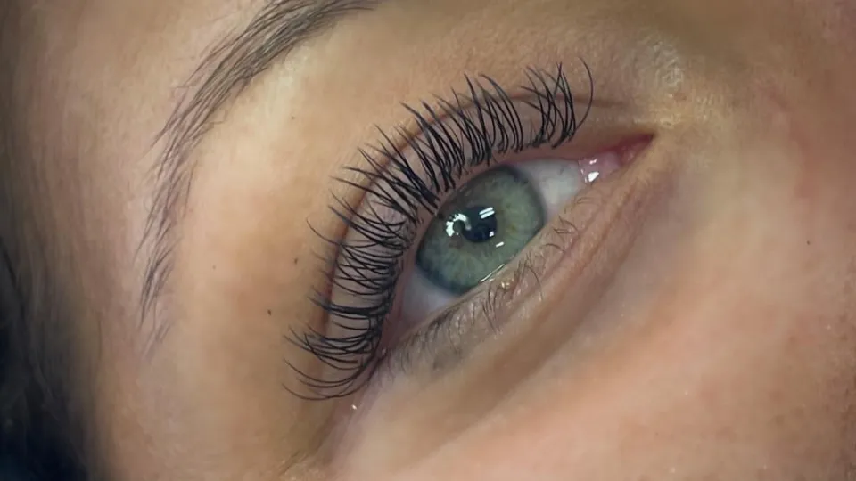 Поставяне на мигли + Маникюр с гел лак