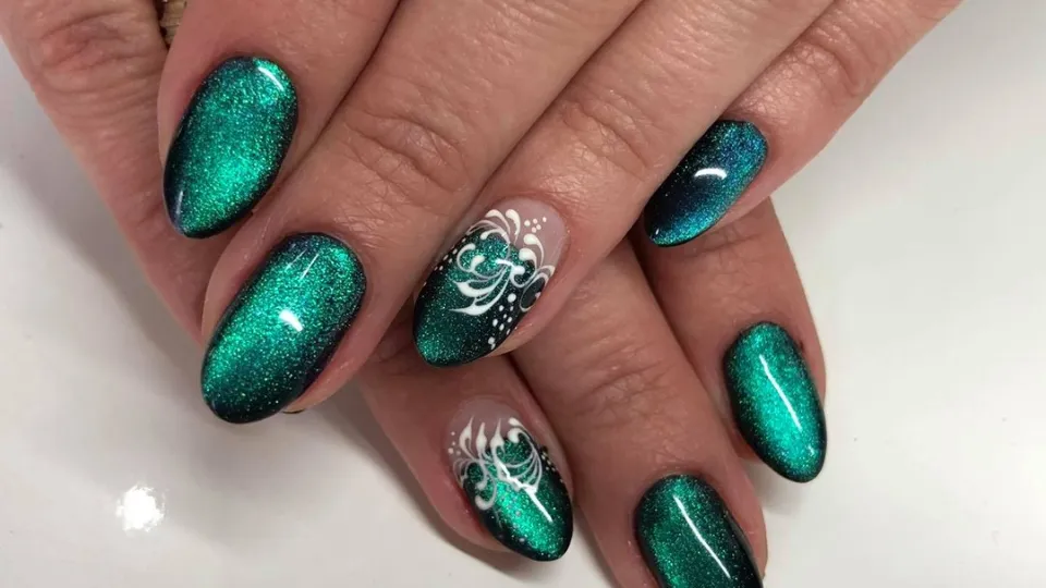 Поставяне на мигли + Маникюр с гел лак ваучер