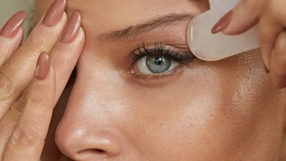 Тонизиращ и подмладяващ масаж на лице Гуа ша