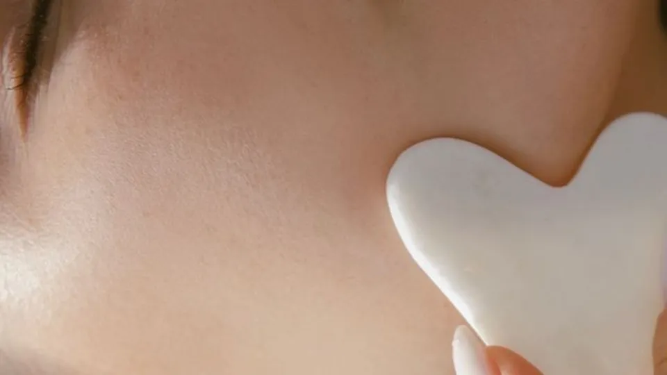 Тонизиращ и подмладяващ масаж на лице Гуа ша ваучер