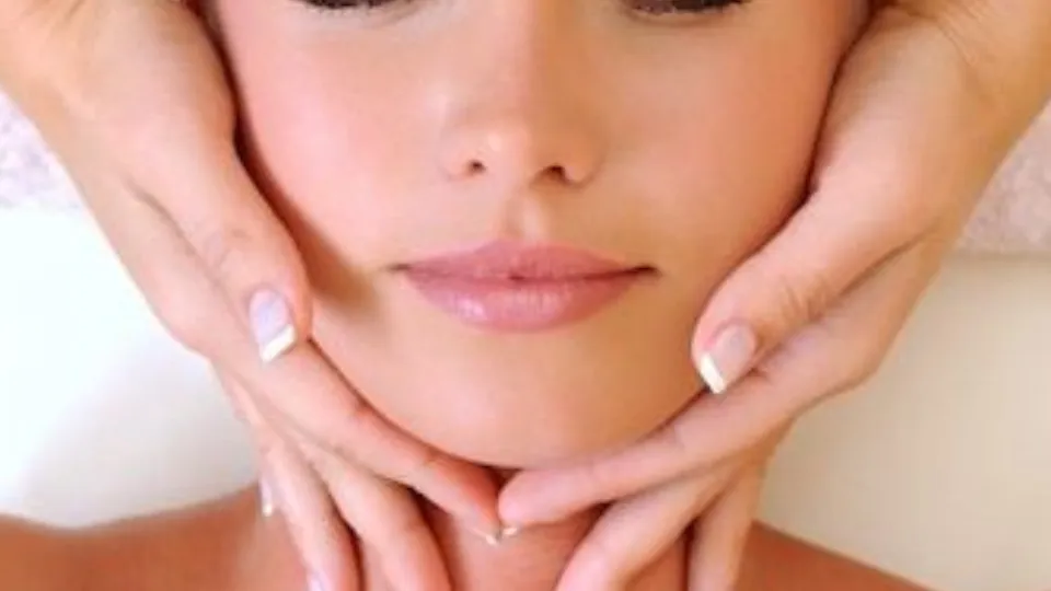 Масаж на лице и парафинова терапия на длани или стъпала