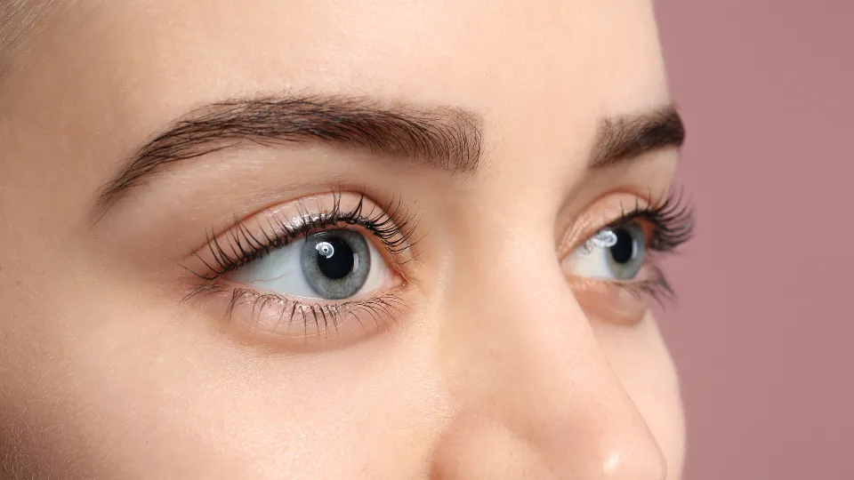 Ламиниране на мигли и вежди: съвършенство за твоя поглед