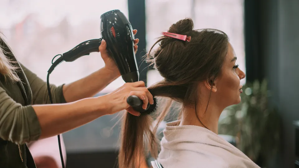 Дамско подстригване със сешоар