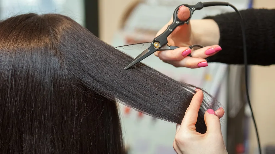 Възстановяващо подстригване с гореща ножица ваучер