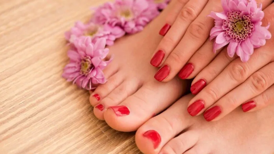 Маникюр, Педикюр с гел лак + Шиацу масаж Фризьорство и козметика