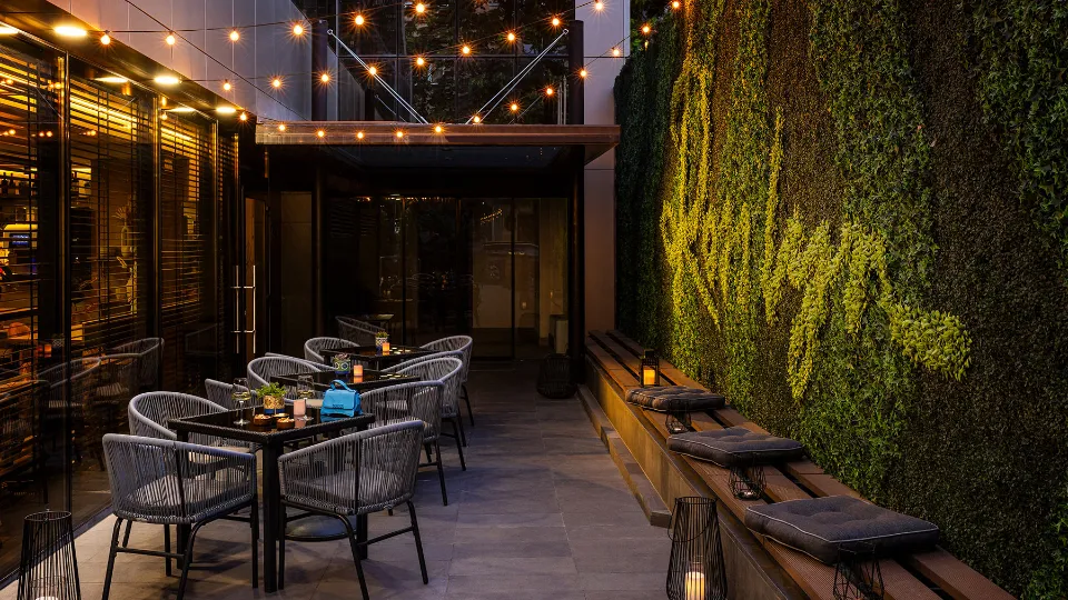 8 март с аромат на цветя и вкус на вино София