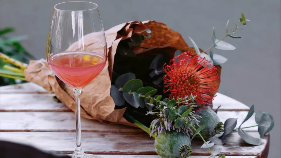 8 март с аромат на цветя и вкус на вино