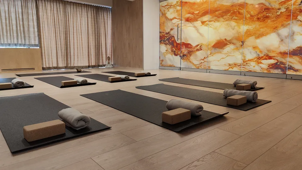 Индивидуална йога практика за двама на свещи