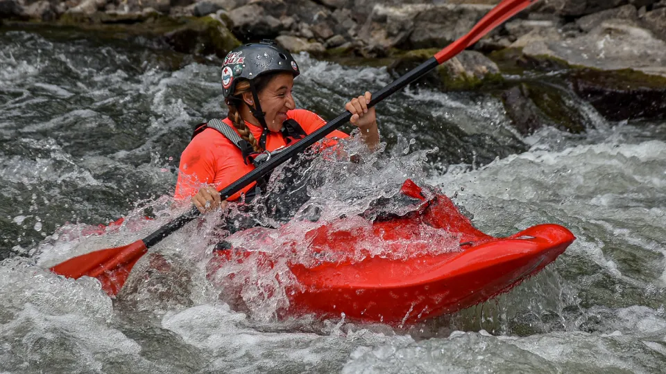 Курс за каяк в бързи води река Струма (Кресна)
