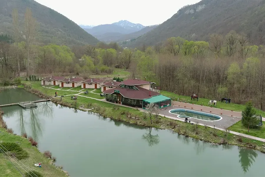 Гледка към красивия язовир в Рибарица
