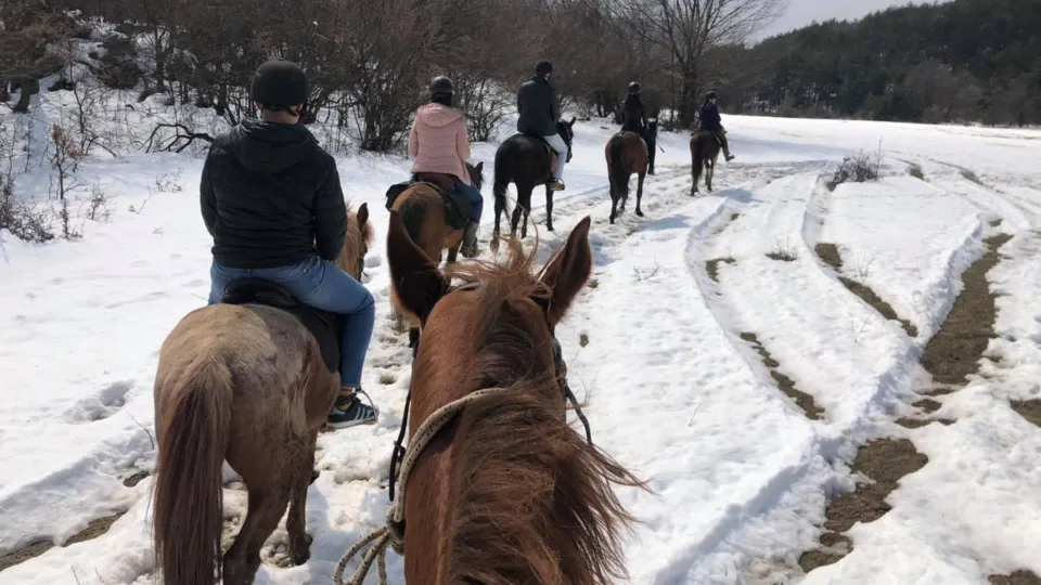 Зимни пейзажи край Своге, разходка с коне и топъл чай